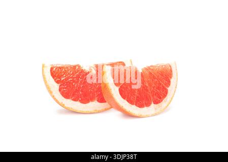 Geschnittene Grapefruithälften mit saftigen Segmenten isoliert auf weißem Hintergrund Stockfoto