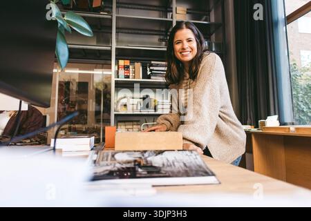 Niedrigwinkelporträt einer lächelnden Architektin, die in einem neuen Büro arbeitet Stockfoto