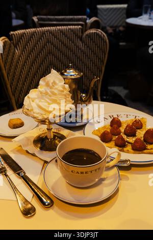 Berühmte heiße Schokolade mit Sahne in Carette, Paris, Frankreich Stockfoto