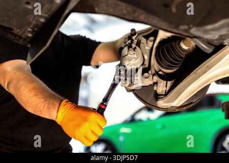 Wartung der Bremsanlage: Austausch oder Schleifen der Bremsscheiben an einem angehobenen Fahrzeug. Stockfoto