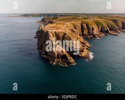 Aus der Vogelperspektive auf die zerklüfteten Klippen von Cap Fréhel, Bretagne, mit Blick auf den Atlantik, mit dramatischer Küstenlandschaft und natürlichen Felsen Stockfoto