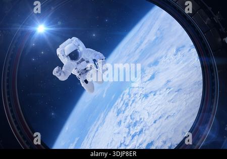 Raumfahrer im Weltraum, durch ein Raumschiff-Fenster gesehen. Astronauten-Raumfahrt. Diese Bildelemente wurden von der NASA bereitgestellt. Stockfoto