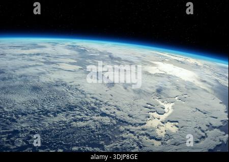 Erde im Weltraum. Ansicht der Erde von einem Raumschiff, das den Planeten umkreist. Der Glanz der Sonne strahlt vom Meer ab. Diese Bildelemente wurden von der NASA bereitgestellt. Stockfoto