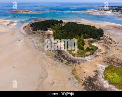 Aus der Vogelperspektive des Île Aval in der Bretagne, Frankreich, mit seiner üppigen grünen Landschaft umgeben von tiefblauem Atlantikwasser, die die Insel hervorhebt Stockfoto