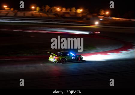 Der Porsche 911 GT3 Cup (992) fährt nachts während der 24 Stunden von Barcelona mit leuchtenden Bremsscheiben und hellen Scheinwerfern auf dem beleuchteten CIR Stockfoto