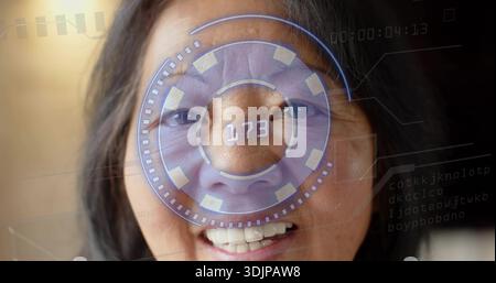 Lächelnde Chinesin, die in der Nähe des Studios nach vorne blickt. AR HUD zeigt 1 Stockfoto