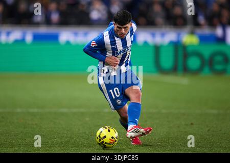 Carles Alena von Deportivo Alaves mit dem Ball beim LaLiga EA Sports Spiel zwischen Deportivo Alaves und Real Betis Balompie in Estadio Mendizorr Stockfoto