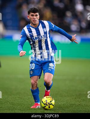 Carles Alena von Deportivo Alaves mit dem Ball beim LaLiga EA Sports Spiel zwischen Deportivo Alaves und Real Betis Balompie in Estadio Mendizorr Stockfoto