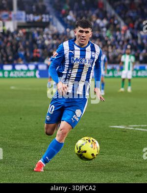 Carles Alena von Deportivo Alaves mit dem Ball beim LaLiga EA Sports Spiel zwischen Deportivo Alaves und Real Betis Balompie in Estadio Mendizorr Stockfoto