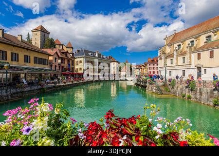 FRANKREICH, HAUTE-SAVOIE (74) ANNECY. GEHEN SIE ENTLANG DES THIOU-KANALS. DAS PALAIS DE L'ILE, EIN EHEMALIGES GEFÄNGNIS AUS DEM 12. JAHRHUNDERT, DAS ALS HISTORISCHES DENKMAL GELISTET IST. Stockfoto