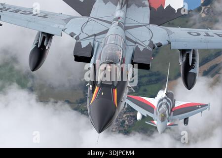 Luft-Luft-Foto mit Panavia Tornado ECR, Serie GS282, zugeordnet zu JBG 32, und Eurofighter EF-2000 Typhoon S, Serie GS015, tlg 71, auf RIAT 2019. Die Tornado ECR ist ein zweimotoriges Schlagflugzeug mit Turbo-Union RB199 Turbofan-Motoren, während die Typhoon S ein zweimotoriges Mehrzweckflugzeug mit Eurojet EJ200 Turboventilatoren ist. Beide Flugzeuge verfügen über Cockpit-Details, Rumpf, Flügel, Heckdesign und Lackierung während des Fluges. Stockfoto