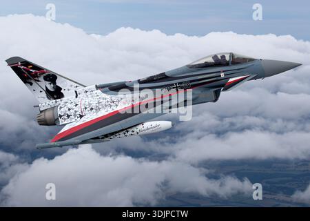 Nahaufnahme eines deutschen Eurofighter EF-2000 Typhoon S im Flug auf der RIAT 2019. Das Flugzeug wurde dem tlg 71 zugeordnet, der Serie GS015, und zeigt eine Remember Spirit of Richthofen Red Baron Lackierung. Der zweimotorige Mehrzweckjäger verfügt über zwei Eurojet EJ200 Turbofan-Motoren und hat Delta-Flügel, Kanarenvorflugzeuge und einen einzigen vertikalen Stabilisator. Das Bild konzentriert sich auf das Cockpit, den Piloten und den Rumpf während des kontrollierten Fluges. Stockfoto