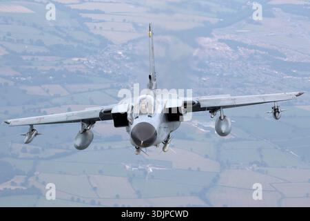 Die deutsche Luftwaffe Panavia Tornado ECR wird während des Royal International Air Tattoo 2019 in einer Nahaufnahme von Luft zu Luft gezeigt. Das zweimotorige elektronische Kampfflugzeug wird von zwei Turbo-Union RB199 Turbofan-Motoren angetrieben. Das Foto zeigt das Flugzeug 4649 mit JBG 32-Einheitenmarkierungen, Cockpit-Haube, variabel schwenkbaren Flügelwurzeln und Vorwärtsrümpfen während des Fluges. Stockfoto