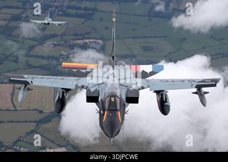 Luft-Luft-Foto einer deutschen Luftwaffe Panavia Tornado IDS im Flug auf der RIAT 2019. Die Serie GS008 zeigt „Hard to be demble“-Schweifkunst. Das zweimotorige, variabel schwenkbare Flugzeug verwendet Turbo-Union RB199 Turbofan-Motoren. Das Bild zeigt Cockpit, Pilot, Rumpf, Flügel und Heck während des Flugbetriebs auf Ebene. Stockfoto