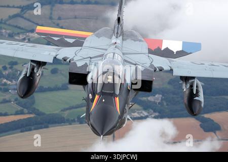 Nahaufnahme eines Panavia Tornado IDS der deutschen Luftwaffe, Serie GS008, mit „Hard to be Humble“-Tail-Art auf der RIAT 2019. Der zweimotorige Jagdbomber verfügt über variable Flügelflügel und wird von zwei nachgebrannten Turboventilatoren der Baureihe RB199 angetrieben. Das Foto zeigt das Cockpit, den Piloten, den vorderen Rumpfbereich und die Flügeldetails während des Fluges. Stockfoto