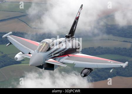 Luftwaffe Eurofighter EF-2000 Typhoon S fliegt bei der Royal International Air Tattoo 2019 aus nächster Nähe. Angetrieben von zwei Eurojet EJ200-Turbofan-Motoren, führt das Flugzeug einen kontrollierten Anzeigefass durch. Das Flugzeug 3025 des tlg 71 trägt eine Remember Spirit of Richthofen-Lackierung mit markanter Heckkunst. Das Foto zeigt das Cockpit-Vordach, den vorderen Rumpf, die Flügel und die Canards während des Fluges. Stockfoto