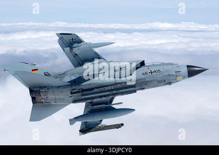 Eine deutsche Luftwaffe Panavia Tornado IDS wird auf einem Luftbild beim Royal International Air Tattoo 2019 gesehen. Das Flugzeug wird von tlg 33 betrieben und wird von zwei Turbo-Union RB199 Turbofan-Motoren angetrieben. Die Ansicht von unten zeigt die Flügel mit variablem Schwenkwinkel, Motorgondeln, Rumpfkonturen und externe Lagerstationen. Das Tandem-Cockpit beherbergt einen Piloten und einen Offizier für Waffensysteme, was die Rolle des Tornado IDS als niederes Fluggerät zum Angriff und zum Verbot widerspiegelt. Stockfoto