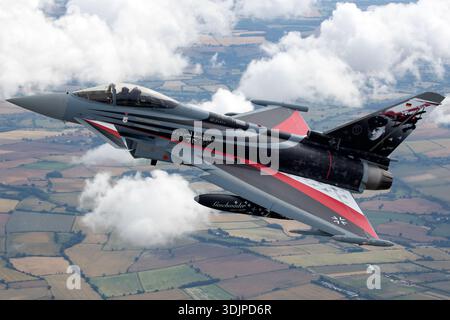 Luftwaffe Eurofighter EF-2000 Typhoon S der Deutschen Luftwaffe fliegt während einer Air-to-Air-Ausstellung auf der Royal International Air Tattoo 2019. Der Mehrzweckjäger ist mit zwei Eurojet EJ200-Turbofan-Motoren ausgestattet. Das Flugzeug 3025 von tlg 71 trägt die Sonderlackierung Spirit of Richthofen. Das Foto zeigt das Cockpitdach, die Nasenkonturen, die Flügel und den vorderen Rumpf im Flug. Stockfoto
