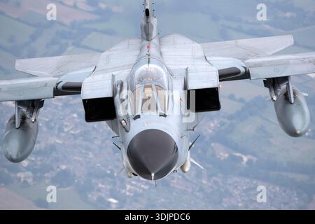 Panavia Tornado ECR von der Deutschen Luftwaffe wurde in einem Luftbild beim Royal International Air Tattoo 2019 aufgenommen. Das Flugzeug wird von zwei Turbofan-Motoren der Baureihe RB199 angetrieben und verfügt über Flügel mit variabler Geometrie. Das Bild konzentriert sich auf das Cockpit, den vorderen Rumpf und die Einheitenkennungen von JBG 32 auf der Luftfahrtregistrierung 4649, während sie als Teil der Fluganzeige in der Luft geführt werden. Stockfoto