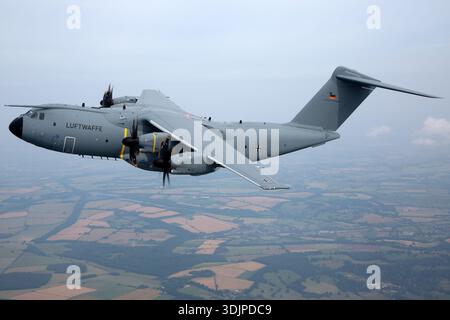 Auf der RIAT 2019 wird der deutsche Luftwaffe Airbus A400M Atlas „Grizzly“, Zulassung 5428, Serie 088, LTG 62, im Air-to-Air-Display gezeigt. Dieses viermotorige Turboprop-Militärtransportflugzeug führt strategische und taktische Luftbewegungen von Personal und Fracht durch. Das Foto betont Rumpf, Flügel, Motoren, Fahrwerk und Flugmanövrierfähigkeit. Demonstration der Vielseitigkeit und Einsatzfähigkeit der A400M bei modernen militärischen Lufteinsätzen. Stockfoto