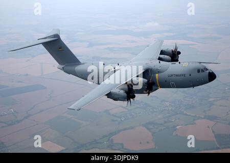 Der Luftwaffe Airbus A400M Atlas „Grizzly“, Registrierung 5428, Seriennr. 088, LTG 62, führt Luft-Luft-Operationen bei RIAT 2019 durch. Dieses viermotorige Turboprop-Militärtransportflugzeug bietet strategische und taktische Luftbrücke, Personal- und Frachttransport. Das Luft-Luft-Foto zeigt Rumpf, Flügel, Motoren, Fahrwerk, Cockpit, und Einsatzvielfalt in der modernen deutschen Militärluftfahrt. Stockfoto