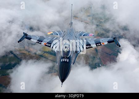 Air-to-Air-Foto einer belgischen Luftwaffe F-16AM, die den Falken in the Dark Falcon kämpft. Das einmotorige, einsitzige Kampfflugzeug ist mit einem Pratt & Whitney F100 Turbofan ausgestattet und verfügt über eine dunkle, schlecht sichtbare Lackierung mit einzigartigen Heckmarkierungen. Die Nahperspektive zeigt den Piloten im Cockpit während eines Ausstellungsflugs. Das Bild wurde 2019 auf dem Royal International Air Tattoo aufgenommen und unterstreicht die Rolle des Flugzeugs als multifunktionaler Kampfflugzeuge und Airshow-Darsteller. Stockfoto