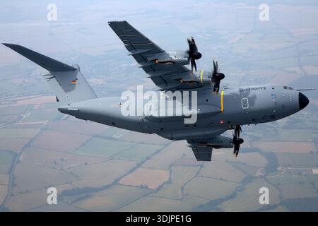 Die deutsche Luftwaffe Airbus A400M Atlas „Grizzly“, Registrierung 5428, Serie 088, LTG 62, führt ein Bankmanöver während des Luft-Luft-Betriebs auf der RIAT 2019 durch. Dieses viermotorige Turboprop-Militärtransportflugzeug unterstützt taktische und strategische Lufttransportmissionen. Das Foto betont Rumpf, Flügel, Motoren, Fahrwerk und Manövrierfähigkeit. Demonstration der Einsatzvielfalt der A400M in der modernen europäischen Militärluftfahrt. Stockfoto
