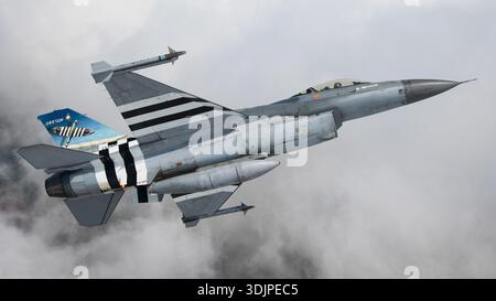 Die belgische Luftwaffe F-16AM Fighting Falcon FA-124 wird während der RIAT 2019 Flugschau in einer Bankauffahrt gezeigt. Der von der 349 Squadron betriebene Jet verfügt über eine spezielle Lackierung zum 75. Jahrestag des D-Day. Der Mehrzweckjäger wird von einem Pratt & Whitney F100 Turbofan-Motor angetrieben. Sichtbar sind das Cockpitdach, der Rumpfrücken, die gekehrten Flügel und die Heckmarkierungen, während das Flugzeug ein Flugmanöver durchführt. Stockfoto