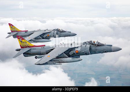 Zwei spanische Navy EAV-8B Matador II+ Harrier II Flugzeuge in Formation sind in einer Luft-Luft-Ansicht über Meer und Land beim Royal International Air Tattoo zu sehen. Das V/STOL-Angriffsflugzeug EAV-8B basiert auf der AV-8B Harrier II von McDonnell Douglas und CASA und wird von einem Rolls-Royce Pegasus Vectored-Thrust-Turbofan angetrieben. Beide Jets tragen die spanischen Marinecode und die unverwechselbare Tail Art „Supra marem et terram“. Stockfoto