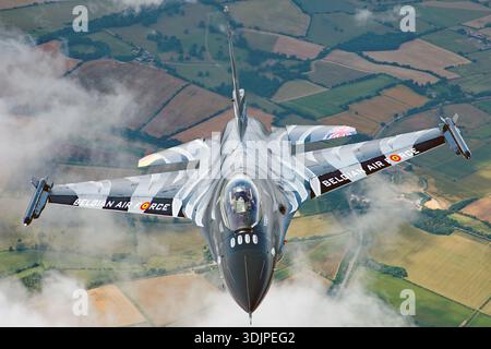 Die belgische Luftwaffe General Dynamics F-16AM kämpfte Falke in der Farbe Dark Falcon, die von dem Solo-Display-Team betrieben wird. Der einsitzige Kampfflugzeug wird Luft-Luft mit einer Nahaufnahme des Cockpits und des Piloten gezeigt. Das Flugzeug wird von einem Pratt & Whitney F100 Turbofan-Motor angetrieben und trägt eine dunkle Lackierung mit individueller Heckgrafik, die für Airshow-Demonstrationen verwendet wird. Das Bild wurde während eines Ausstellungsflugs auf der Royal International Air Tattoo im Jahr 2019 aufgenommen und unterstreicht das multifunktionale Design und das aerodynamische Profil des Flugzeugs. Stockfoto