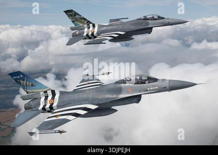 Die belgischen Luftwaffe F-16AM, die die Falken FA-124 und FA-57 im Nahkampfflug bei der Royal International Air Tattoo 2019 gefangen nehmen. Ein Flugzeug, das von der 349 Squadron betrieben wird, trägt eine Gedenklackierung, die 75 Jahre seit dem D-Day markiert. Die F-16AM ist ein einmotoriges Mehrzweckflugzeug, das mit einem Pratt & Whitney F100 Turbofan-Motor angetrieben wird und hohe Leistung für die Luftverteidigung, das Kampftraining und operative Missionen bietet. Stockfoto