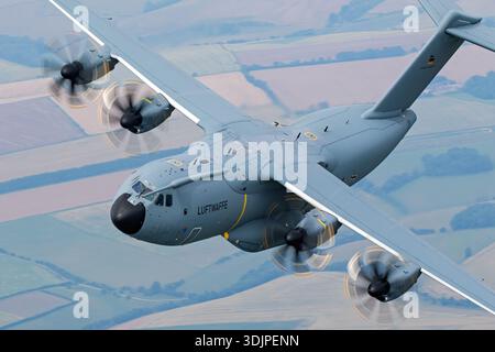 Luftwaffe Airbus A400M Atlas-Transportflugzeuge fliegen während des Royal International Air Tattoo 2019, fotografiert in einer Nahaufnahme von Luft zu Luft. Der A400M wird von vier Europrop TP400-D6 Turboprop-Motoren angetrieben und wird für militärische Lufttransport- und Transportaufgaben eingesetzt. Das Foto zeigt die Cockpitverglasung, den Nasenbereich und die LTG 62-Markierungen auf der Flugzeugzulassung 5428 mit der Seriennummer 088. Stockfoto