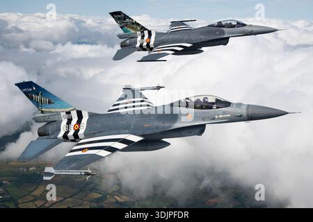 Die belgischen Luftwaffe F-16AM Fighting Falcon Flugzeuge, die von der 349 Squadron betrieben werden, werden auf der RIAT 2019 in enger Formation fotografiert. Beide Jets zeigen eine besondere Gedenklackierung zu Ehren des 75. Jahrestages des D-Day. Die einmotorigen Mehrzweckjäger werden von Pratt & Whitney F100 Turbofan-Motoren angetrieben. Zu den sichtbaren Details gehören Cockpitverglasung, Rumpfkonturen, Flügel, Heckbilder und Staffelmarkierungen während der offiziellen Flugschau. Stockfoto