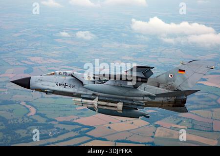 Das Bild zeigt eine Luftwaffe Panavia Tornado ECR, die während eines Air-to-Air-Displays im Flug ist. Dieses zweisitzige, zweimotorige Kampfflugzeug verwendet zwei Turbo-Union RB199 Turbofan-Motoren und Flügel mit variabler Geometrie für hohe Geschwindigkeiten und niedrige Flugstrecken. Das Foto zeigt Cockpitverglasung, Flügelfederung, Rumpfstruktur und Staffelmarkierungen während der Flugzeugmanöver beim Royal International Air Tattoo 2019. Stockfoto
