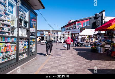 Kiew, Ukraine - 6. Mai 2023 : Fußgänger passieren einen Straßenverkäuferkiosk und Marktstände in Kiew, um den Alltag des städtischen Handels und des lokalen Lebens zu erfassen Stockfoto