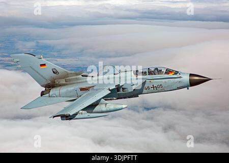 Das Foto zeigt eine Luftwaffe Panavia Tornado IDS während einer Luft-Luft-Sequenz bei RIAT 2019. Der JET ist mit der Registrierung 4605 und der Seriennummer GT063 gekennzeichnet und ist tlg 33 zugeordnet. Der Tornado IDS wurde für Interdictor- und Schlagmissionen entwickelt und wird von zwei Turboventilatoren mit Turbo-Union RB199 angetrieben. Eine genaue Cockpit-Ansicht zeigt beide Besatzungsmitglieder im Flug. Stockfoto