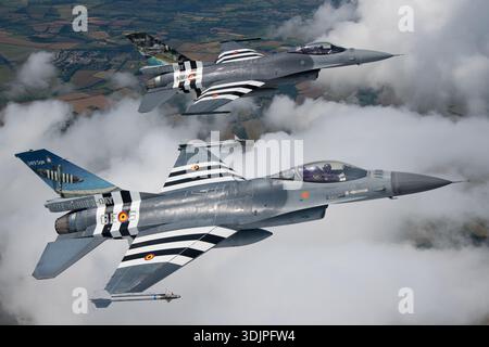 Zwei belgische Luftwaffe General Dynamics F-16AM Fighting Falcons, die von der 349 Squadron betrieben werden, führen einen Formationsflug bei der Royal International Air Tattoo 2019 durch. Die Flugzeuge, die Zulassungen FA-124 und FA-57, beinhalten eine Gedenklackierung zum 75. Jahrestag des D-Day. Die F-16AM ist ein einmotoriger Mehrzweckjäger, der von einem Pratt & Whitney F100 Turbofan-Motor angetrieben wird und Überschallgeschwindigkeit und hohe Manövrierfähigkeit für Kampf- und Trainingsoperationen bietet. Stockfoto