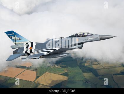 Ein belgischer Luftwaffe General Dynamics F-16AM Fighting Falcon, Kennzeichen FA-124 und Serie 6H-124, wurde bei der Royal International Air Tattoo 2019 Air-to-Air fotografiert. Das von der 349 Squadron betriebene Flugzeug trägt eine Gedenklackierung, die 75 Jahre seit dem D-Day markiert. Die F-16AM ist ein einmotoriger Mehrzweckjäger, der von einem Pratt & Whitney F100 Turbofan-Motor angetrieben wird und für Luftabwehr-, Streik- und Trainingsmissionen eingesetzt wird. Stockfoto