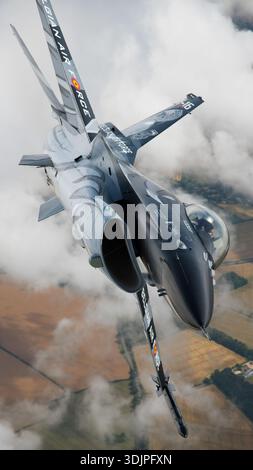 Die belgische Luftwaffe F-16AM Fighting Falcon FA-101 wird während des Royal International Air Tattoo 2019 in einer Nahaufnahme gefangen genommen. Das Flugzeug trägt das Dark Falcon Heckdesign, das 40 Jahre F-16-Einsatz feiert. Der einmotorige Multifunktionsjet verwendet einen Pratt & Whitney F100 Turbofan. Das Bild zeigt Cockpitverglasungen, Rumpflinien, Flügel und Heckart während eines kontrollierten Manövers. Stockfoto