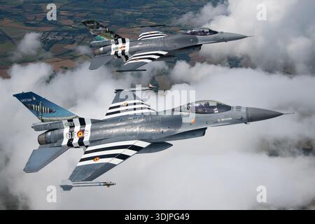 Die belgischen Luftwaffe F-16AM Kampffalken FA-124 und FA-57, die von der 349 Squadron betrieben werden, werden bei der Royal International Air Tattoo 2019 in Formation gezeigt. FA-124 zeigt eine besondere Lackierung zum 75. Jahrestag des D-Day. Die F-16AM ist ein leichtes, einmotoriges Mehrzweckflugzeug, das mit einem Pratt & Whitney F100 Turbofan-Triebwerk angetrieben wird und für Luftabwehr, Streikmissionen und fortgeschrittene Pilotenausbildung eingesetzt wird. Stockfoto