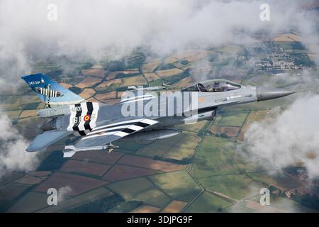 Ein belgischer Luftwaffe General Dynamics F-16AM Fighting Falcon, der von der 349 Squadron betrieben wird, fliegt bei der Royal International Air Tattoo 2019 Air-to-Air. Das Flugzeug mit der Zulassung FA-124 mit der Seriennummer 6H-124 zeigt eine Gedenklackierung zu Ehren von 75 Jahren seit D-Day. Die F-16AM ist ein einmotoriges Mehrzweckflugzeug, das von einem Pratt & Whitney F100 Turbofan-Motor angetrieben wird und weit verbreitet für Luftpolizei, Kampftraining und operative Missionen eingesetzt wird. Stockfoto