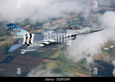 Die belgische Luftwaffe F-16AM Fighting Falcon FA-124, Serie 6H-124, wird während eines Air-to-Air-Einsatzes bei der Royal International Air Tattoo 2019 gefangen genommen. Das Flugzeug wird von der 349 Squadron betrieben und trägt eine Dekorationslackierung zum 75. Jahrestag des D-Day. Die F-16AM ist ein leichter, einmotoriger Mehrzweckjäger, der von einem Pratt & Whitney F100 Turbofan angetrieben wird und für Luftkämpfe, Bodenangriffe und fortgeschrittenes Pilotentraining entwickelt wurde. Stockfoto