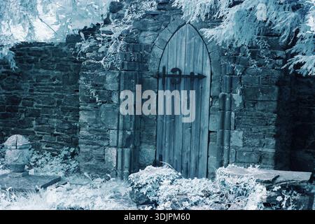 Infrarotbild Eines Kirchengartentors auf dem Friedhof von St John the Baptist Church Bishops Castle, South Shropshire, West Midlands Vereinigtes Königreich Stockfoto