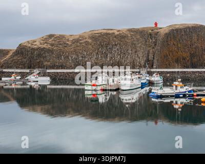 Stykkisholmur, Island - 25. April 2025: Panoramablick auf den Hafen von Stykkishólmur mit den im Wasser reflektierten Booten. Stockfoto