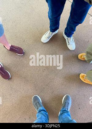 Sehen Sie sich die farbenfrohen Sneaker von oben an Stockfoto