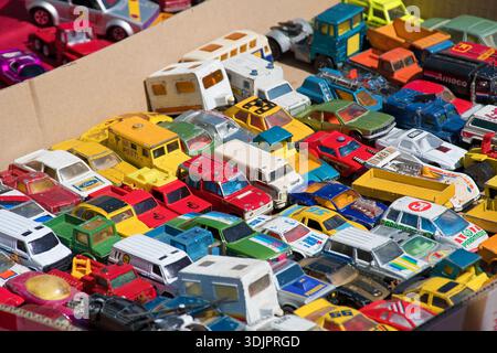 Bunte Spielzeugautos vom Flohmarkt. Nahaufnahme bei Tageslicht Stockfoto