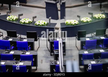 Symbolbild. Weiße Blumengestecke liegt auf Tischen im Bundestag zum Tag des Gedenkens an die Opfer des Nationalsozialismus in Berlin, 28.01.2026. Berlin Deutschland *** symbolisches Bild Weiße Blumenarrangements liegen auf Tischen im Bundestag am Tag des Gedenkens an die Opfer des Nationalsozialismus in Berlin, 28 01 2026 Berlin Deutschland Copyright: XJulianexSonntagx Stockfoto