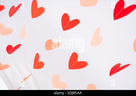 Nahtloses Herzmuster auf hellem Hintergrund. Romantische Liebeskulisse zum Valentinstag, Hochzeitsmotive, Grußkarten und Social-Media-Grafiken Stockfoto