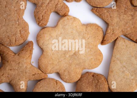 Süße festliche Konfekt, helle und fröhliche Anordnung, die blumige Köstlichkeiten in Stern- und Herzdekoration für saisonale Feierlichkeiten hervorhebt Stockfoto
