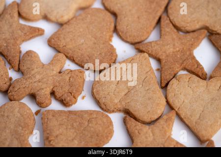 Minimalistische Herzsterne-Cookies mit neutralen Tönen und glatten Backflächen, weichen Schatten und klarem Styling für modernes Food Branding und Lifestyle-Fortsetzung Stockfoto
